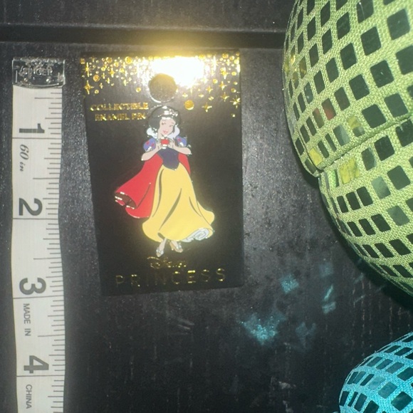 SNOW WHITE COLLECTORS PIN DISNEY LICENSED - Picture 4 of 4